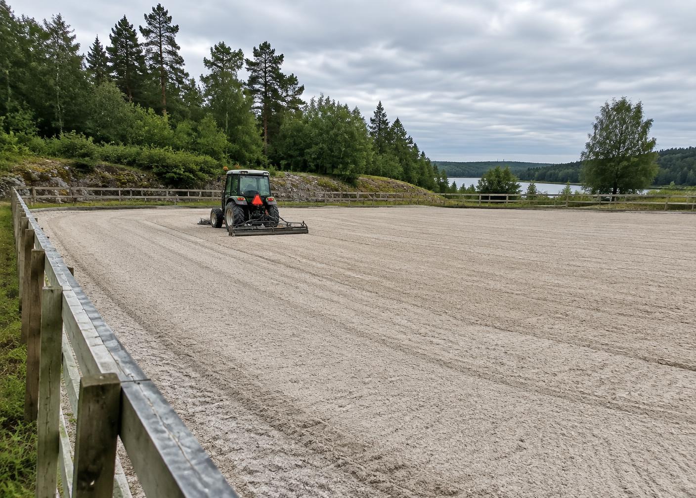 Jämn och nyharvad ridbana